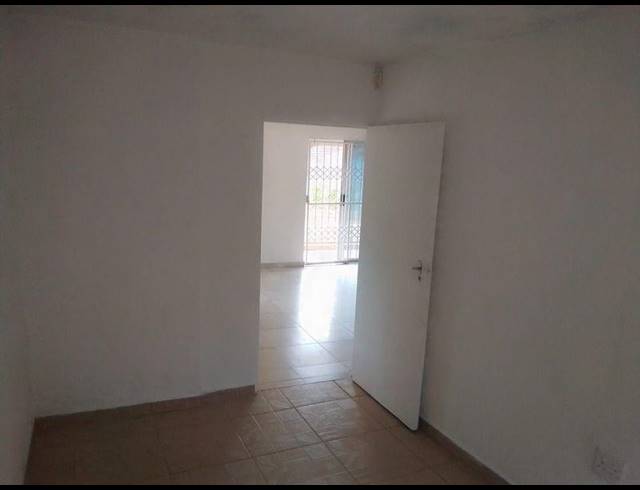 2 BEDROOM PROPERTY TO RENT IN NEWLANDS WEST